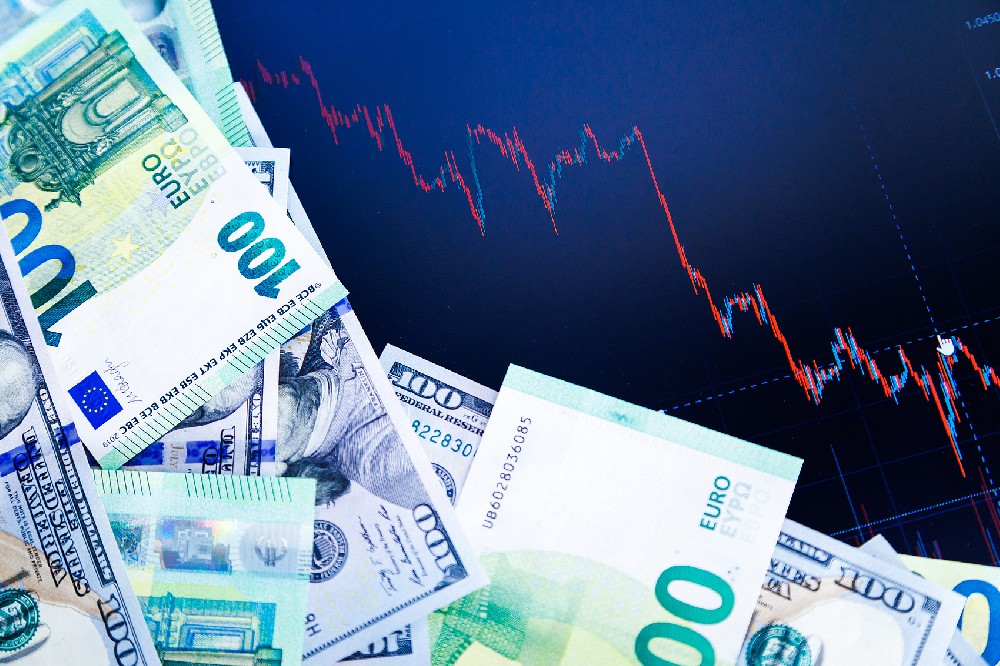 如何及时发现并应对汇率波动？影响汇率波动的原因有哪些？